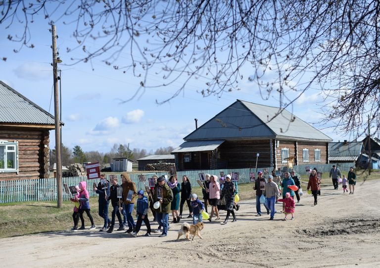 Участники акции Бессмертный полк в деревне Бобровка Омской области Участники акции Бессмертный полк в деревне Бобровка Омской области