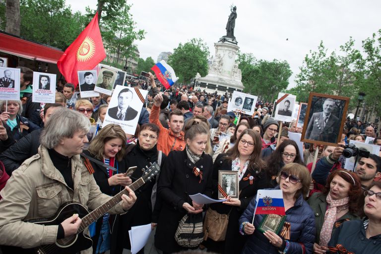 Участники марша Бессмертный полк в Париже, возглавляемого послом России во Франции Александром Орловым, следуют от площади Республики на кладбище Пер-Лашез для возложения цветов к могиле Неизвестного солдата Участники марша Бессмертный полк в Париже, возглавляемого послом России во Франции Александром Орловым, следуют от площади Республики на кладбище Пер-Лашез для возложения цветов к могиле Неизвестного солдата