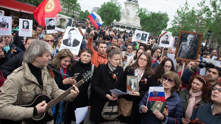 Участники марша Бессмертный полк в Париже, возглавляемого послом России во Франции Александром Орловым, следуют от площади Республики на кладбище Пер-Лашез для возложения цветов к могиле Неизвестного солдата Участники марша Бессмертный полк в Париже, возглавляемого послом России во Франции Александром Орловым, следуют от площади Республики на кладбище Пер-Лашез для возложения цветов к могиле Неизвестного солдата