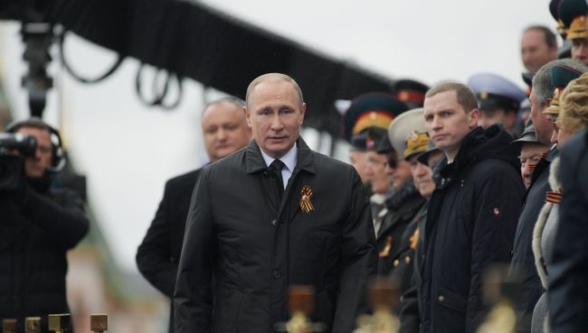 Президент РФ В.Путин и премьер-министр РФ Д.Медведев на военном параде в честь 72-й годовщины Победы в ВОВ Президент РФ В.Путин и премьер-министр РФ Д.Медведев на военном параде в честь 72-й годовщины Победы в ВОВ