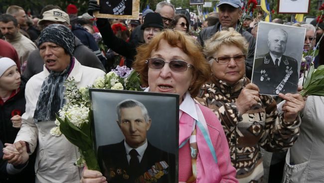 Участники акции Бессмертный полк в Киеве