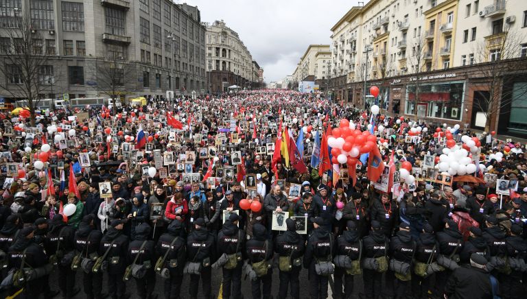 Участники акции Бессмертный полк на Тверской улице в Москве Участники акции Бессмертный полк на Тверской улице в Москве