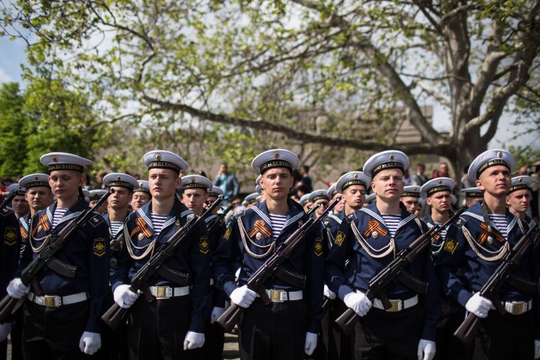 Моряки-черноморцы на военном параде в Севастополе, посвященном 72-й годовщине Победы в Великой Отечественной войне и 73-й годовщине освобождения города от немецко-фашистских захватчиков Моряки-черноморцы на военном параде в Севастополе, посвященном 72-й годовщине Победы в Великой Отечественной войне и 73-й годовщине освобождения города от немецко-фашистских захватчиков