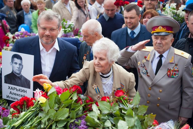 Народный депутат Украины Александр Вилкул с фотографией своего деда - участника Великой Отечественной войны Народный депутат Украины Александр Вилкул с фотографией своего деда - участника Великой Отечественной войны