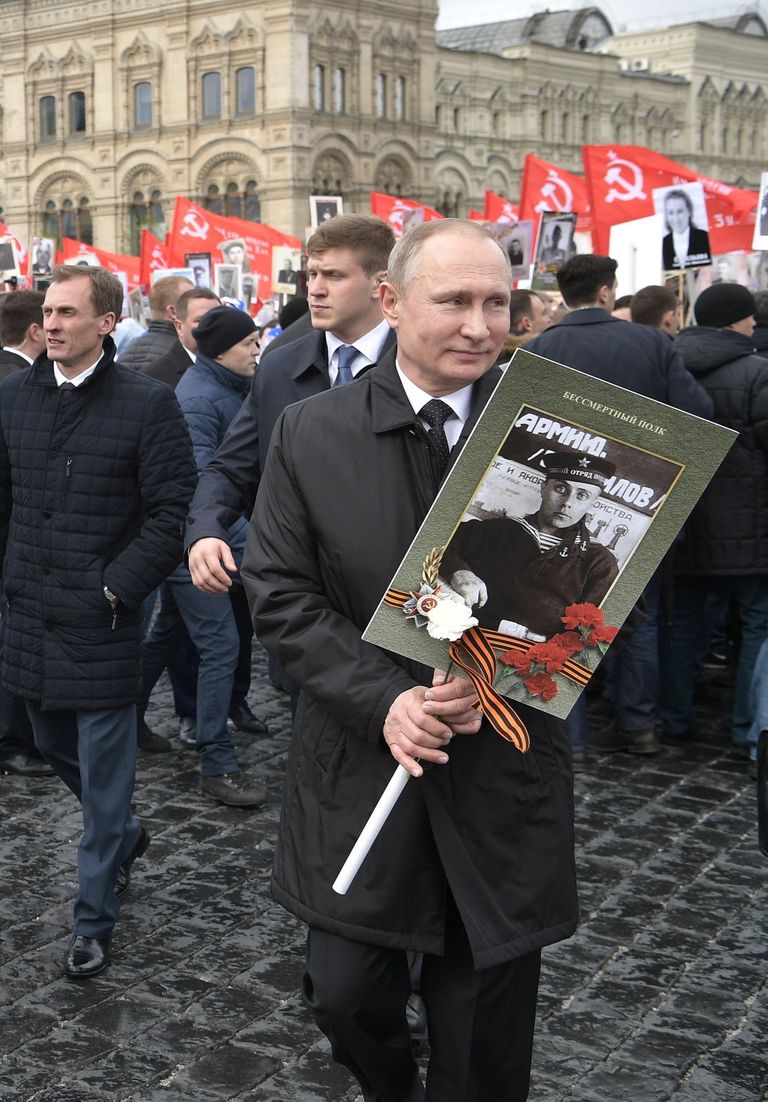 Президент РФ В. Путин принял участие в шествии Бессмертный полк Президент РФ В. Путин принял участие в шествии Бессмертный полк