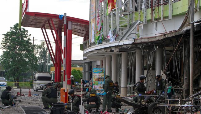 Военные на месте взрыва у супермаркета в Таиланде Военные на месте взрыва у супермаркета в Таиланде