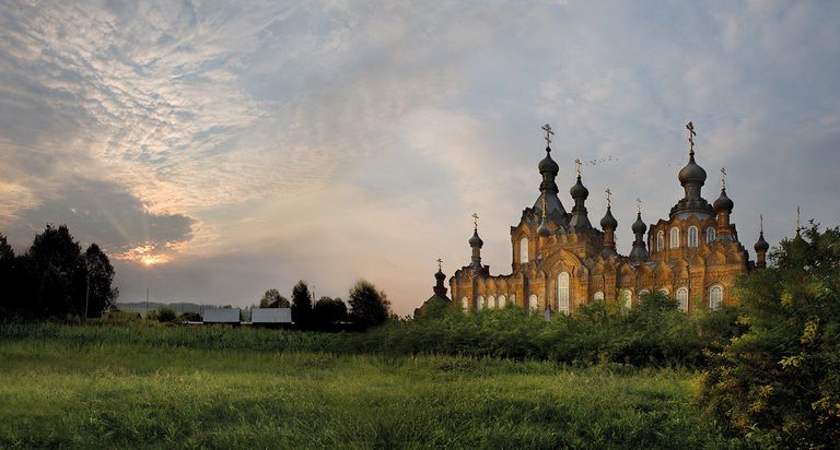 Казанская Амвросиевская женская пустынь - ставропигиальный женский монастырь. Казанская Амвросиевская женская пустынь - ставропигиальный женский монастырь.