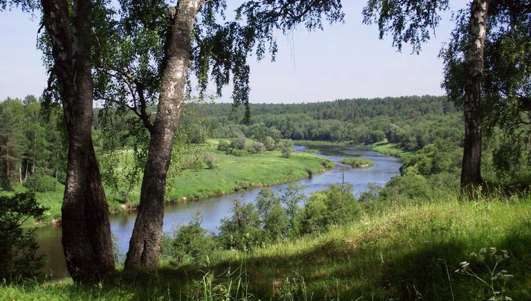 Летом в заповеднике особенно красиво. Видами, открывающимися со склонов на реки, можно любоваться бесконечно Летом в заповеднике особенно красиво. Видами, открывающимися со склонов на реки, можно любоваться бесконечно
