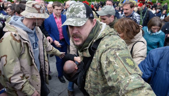 Полиция задерживает протестующего против празднования Дня Победы в Киеве. 9 мая 2017 Полиция задерживает протестующего против празднования Дня Победы в Киеве. 9 мая 2017