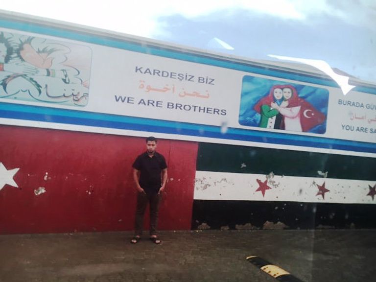 Стена на въезде в лагерь в Килисе, Турция