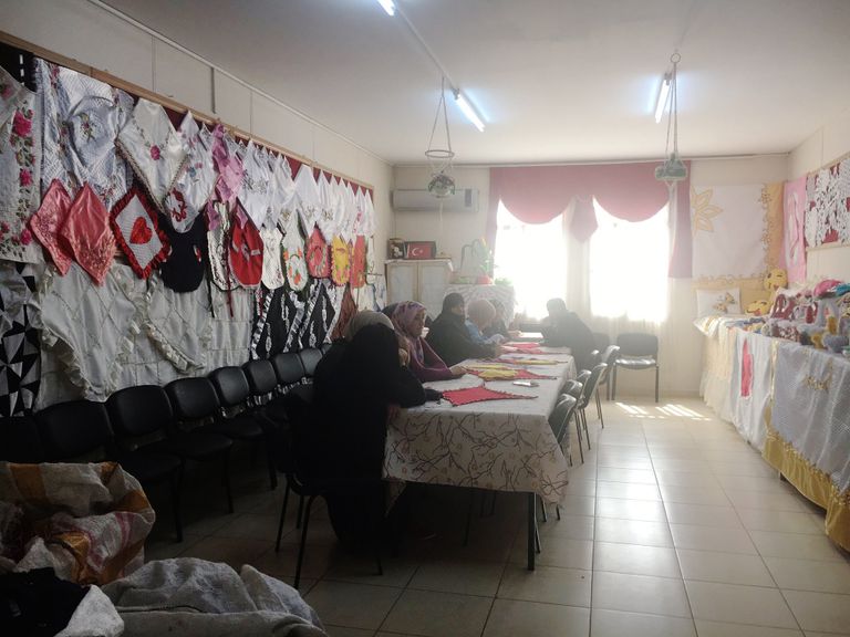 Комната для занятий вышивкой и плетения кружев в лагере для беженцев в Килисе. Здесь сидят вдовы сирийцев, погибших на войне