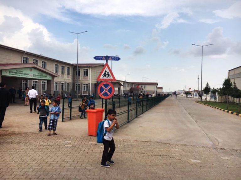 Вход в одну из школ на территории лагеря для беженцев в Килисе