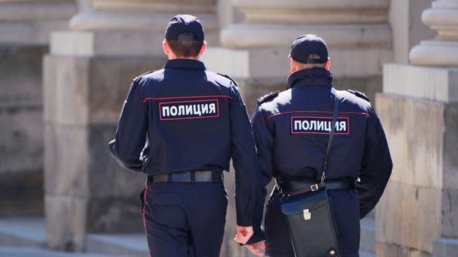 Сотрудники полиции на улице Москвы. Архивное фото Сотрудники полиции на улице Москвы. Архивное фото