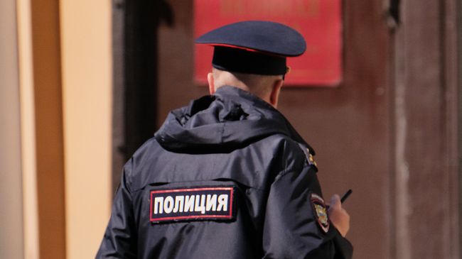 Сотрудник полиции на улице Москвы. Архивное фото Сотрудник полиции на улице Москвы. Архивное фото