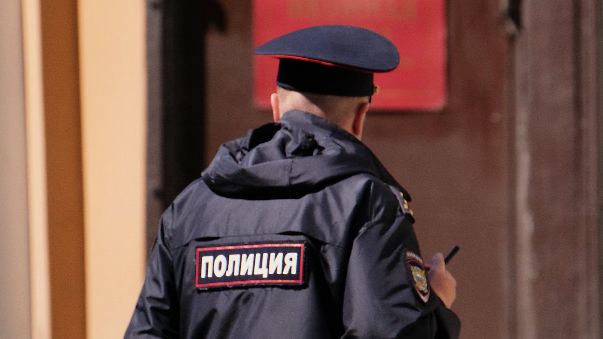 Сотрудник полиции на улице Москвы Сотрудник полиции на улице Москвы - РИА Новости, 1920, 10.10.2026