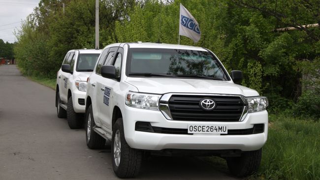 Автомобили ОБСЕ на месте артиллерийского обстрела Куйбышевского района Донецка. Архивное фото Автомобили ОБСЕ на месте артиллерийского обстрела Куйбышевского района Донецка. Архивное фото
