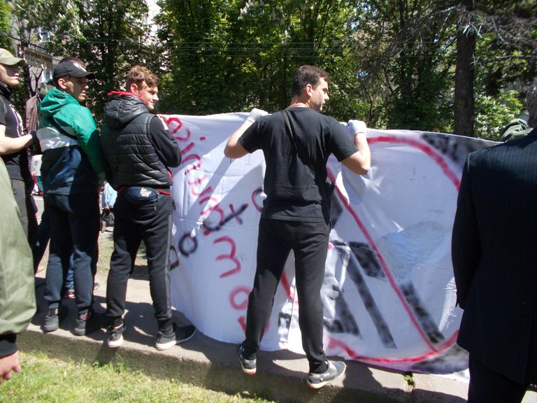 Националисты пытаются сорвать День Победы в Днепре Националисты пытаются сорвать День Победы в Днепре
