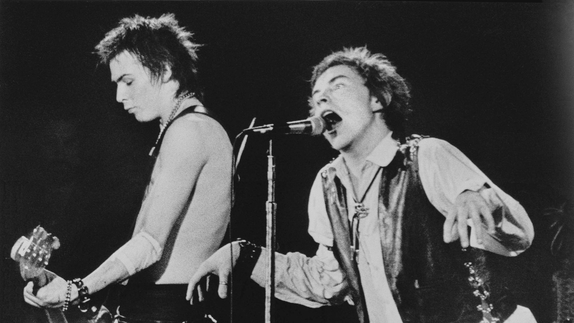 Сид Вишес и Джонни Роттен во время концерта Sex Pistols в Сан-Франциско Сид Вишес и Джонни Роттен во время концерта Sex Pistols в Сан-Франциско - РИА Новости, 1920, 13.01.2021