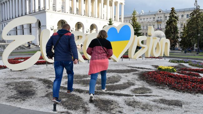 Вытоптанная клумба с символикой Евровидения в центре Киева. Архивное фото