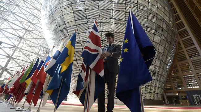 Флаги стран-участниц Евросоюза и Великобритании в здании штаб-квартиры ЕС в Брюсселе. Архивное фото Флаги стран-участниц Евросоюза и Великобритании в здании штаб-квартиры ЕС в Брюсселе. Архивное фото