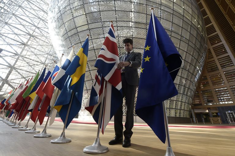 Флаги стран-участниц Евросоюза и Великобритании в здании штаб-квартиры ЕС в Брюсселе