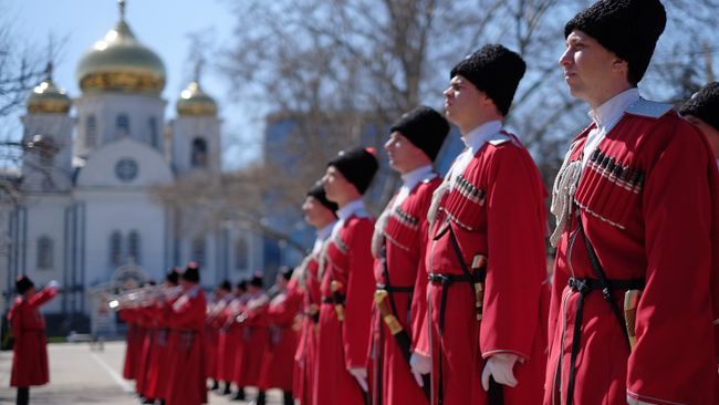 Казаки во время церемонии Час славы Кубани в Краснодаре. Архивное фото Казаки во время церемонии Час славы Кубани в Краснодаре. Архивное фото
