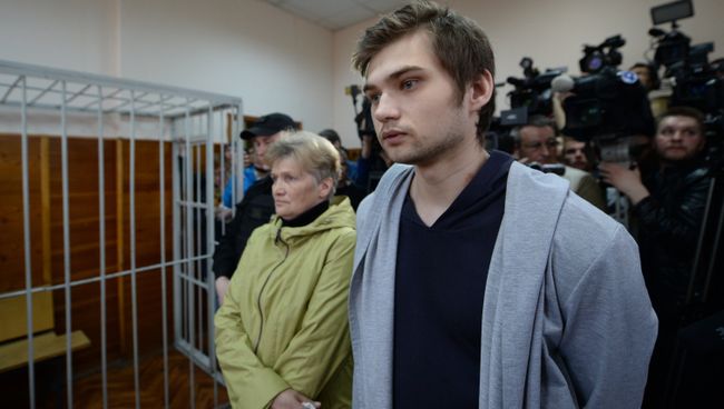 Блогер Руслан Соколовский в Верх-Исетском районном суде Екатеринбурга. 11 мая 2017 Блогер Руслан Соколовский в Верх-Исетском районном суде Екатеринбурга. 11 мая 2017
