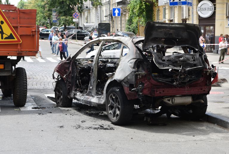 Взорванный автомобиль на перекрестке улиц Богдана Хмельницкого и Ивана Франко, в котором погиб журналист Павел Шеремет Взорванный автомобиль на перекрестке улиц Богдана Хмельницкого и Ивана Франко, в котором погиб журналист Павел Шеремет