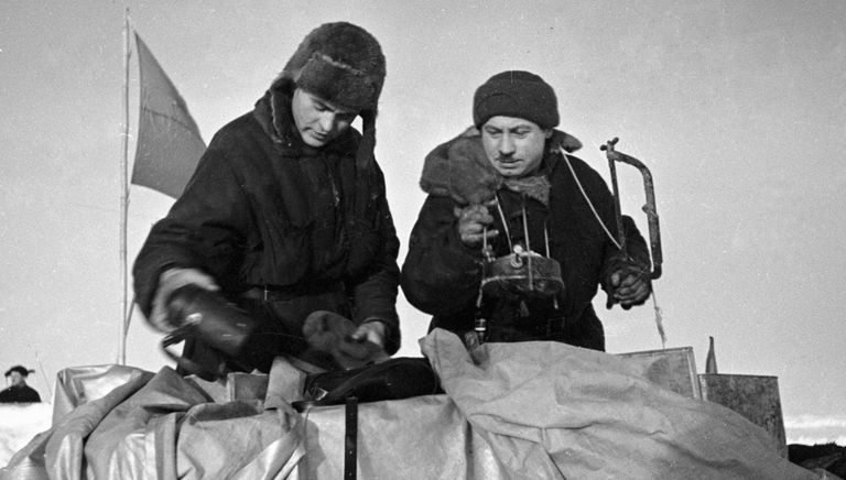 Начальник станции Северный полюс Иван Папанин и Петр Ширшов гидробиолог и океанограф упаковывают кухонную утварь во время эвакуации станции СП-1 Начальник станции Северный полюс Иван Папанин и Петр Ширшов гидробиолог и океанограф упаковывают кухонную утварь во время эвакуации станции СП-1