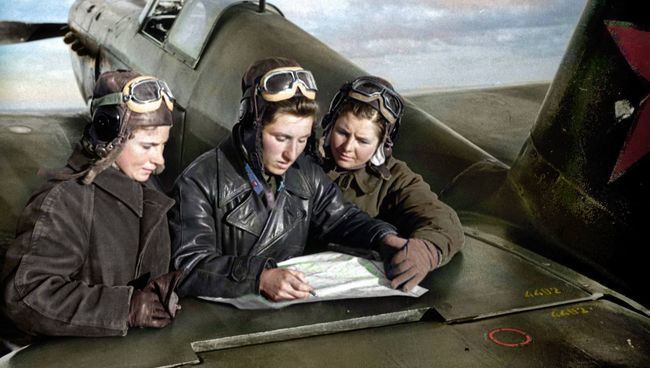 Летчицы 586-го истребительного авиаполка Лидия Литвяк, Екатерина Буданова и Мария Кузнецова возле истребителя Як-1 Летчицы 586-го истребительного авиаполка Лидия Литвяк, Екатерина Буданова и Мария Кузнецова возле истребителя Як-1