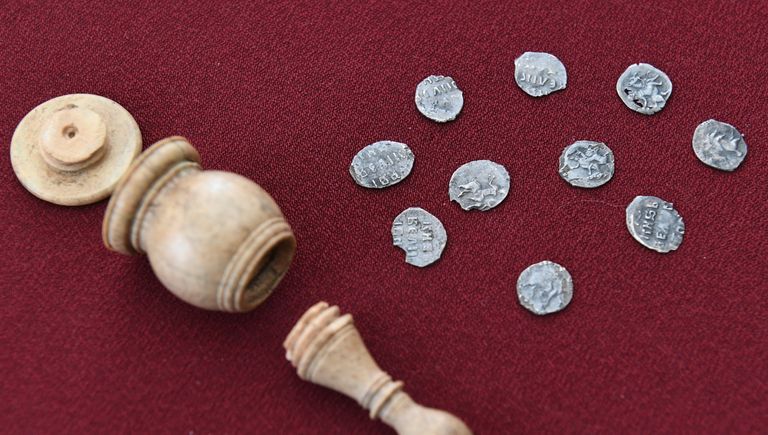 Серебряные монеты ручной чеканки времен Ивана Грозного (XVI век), найденные внутри полой костяной шахматной фигуры слона, во время показа уникальных археологических находок, обнаруженных в начале улицы Пречистенка в рамках благоустройства столицы по программе Моя улица