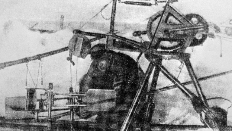 Гидролог, участник экспедиции дрейфующей станции Северный полюс - 1 Петр Ширшов работает с гидрологической лебедкой Гидролог, участник экспедиции дрейфующей станции Северный полюс - 1 Петр Ширшов работает с гидрологической лебедкой