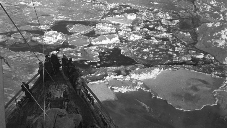 Ледокол Таймыр пробивает путь через льды Гренландского моря к СП-1 Ледокол Таймыр пробивает путь через льды Гренландского моря к СП-1