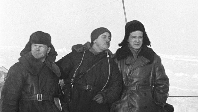 Летчик полярной авиации Геннадий Власов, руководитель станции Иван Дмитриевич Папанин и начальник спасательной экспедиции на ледоколе Таймыр Ананий Владимирович Остальцев Летчик полярной авиации Геннадий Власов, руководитель станции Иван Дмитриевич Папанин и начальник спасательной экспедиции на ледоколе Таймыр Ананий Владимирович Остальцев
