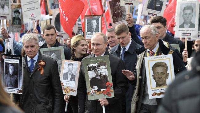 Президент РФ Владимир Путин с портретом своего отца-фронтовика Владимира Спиридоновича принимает участие в шествии патриотической акции Бессмертный полк. Архивное фото Президент РФ Владимир Путин с портретом своего отца-фронтовика Владимира Спиридоновича принимает участие в шествии патриотической акции Бессмертный полк. Архивное фото