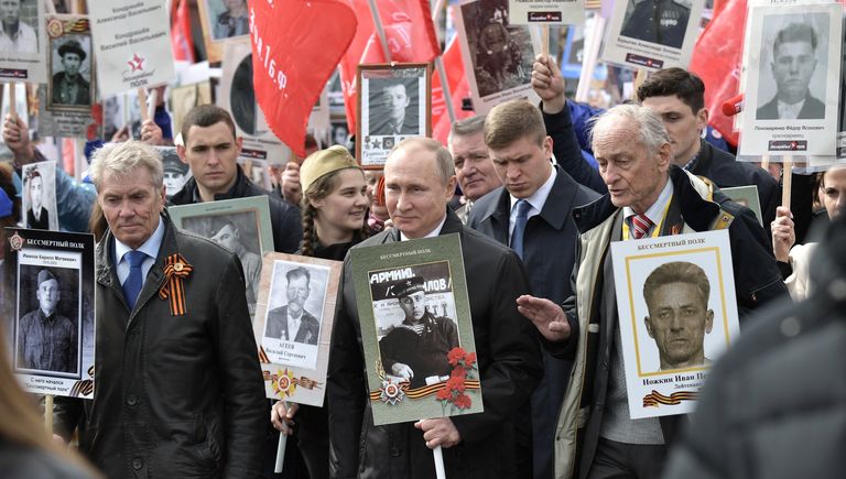 Президент РФ Владимир Путин с портретом своего отца-фронтовика Владимира Спиридоновича принимает участие в шествии патриотической акции Бессмертный полк Президент РФ Владимир Путин с портретом своего отца-фронтовика Владимира Спиридоновича принимает участие в шествии патриотической акции Бессмертный полк