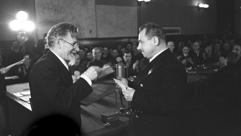 Председатель Президиума Верховного Совета СССР М.И. Калинин вручает грамоту Героя Советского Союза советскому полярному исследователю И.Д. Папанину Председатель Президиума Верховного Совета СССР М.И. Калинин вручает грамоту Героя Советского Союза советскому полярному исследователю И.Д. Папанину