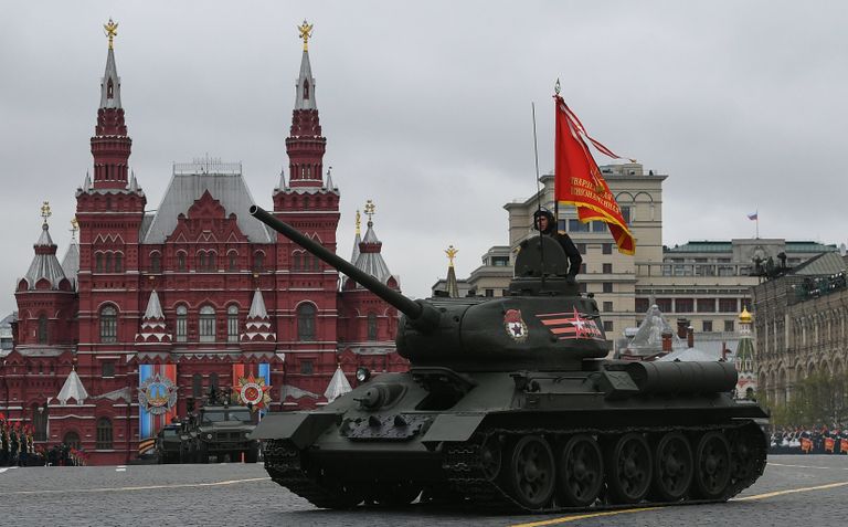 Средний танк Т-34-85 на военном параде, посвященном 72-й годовщине Победы в Великой Отечественной войне 1941-1945 годов Средний танк Т-34-85 на военном параде, посвященном 72-й годовщине Победы в Великой Отечественной войне 1941-1945 годов
