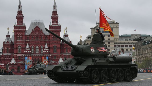 Средний танк Т-34-85 на военном параде Средний танк Т-34-85 на военном параде