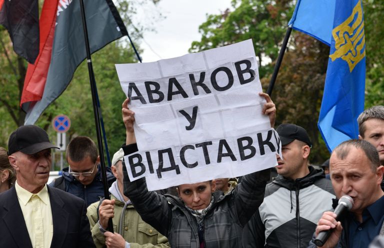 Участники акции протеста с требованием отставки главы МВД Арсена Авакова у здания министерства внутренних дел Украины в Киеве