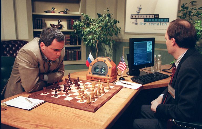 Гарри Каспаров во время игры против компьютера IBM Deep Blue в Нью-Йорке. 4 мая 1997 года