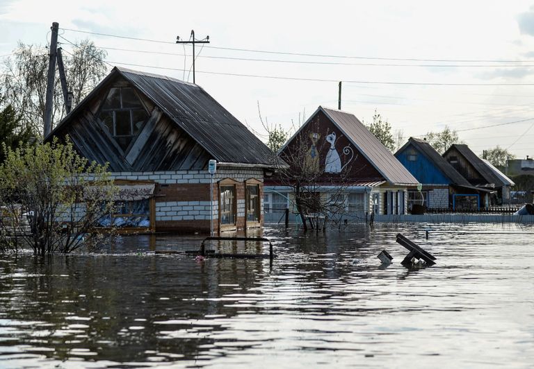 Частные дома в городе Ишим Тюменской области, подтопленные в результате сильного поднятия воды в реках Ишим и Карасуль Частные дома в городе Ишим Тюменской области, подтопленные в результате сильного поднятия воды в реках Ишим и Карасуль