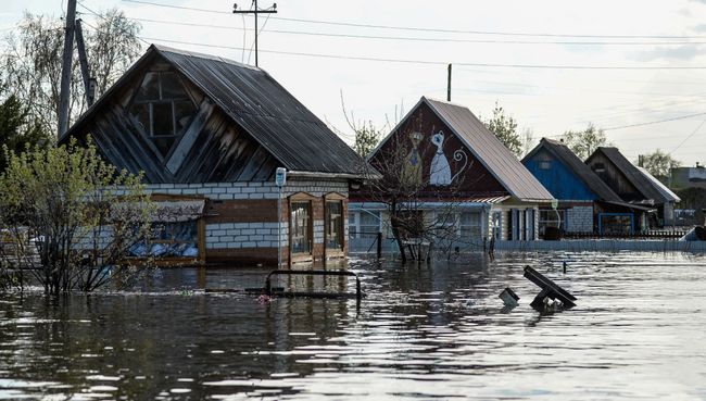 Частные дома в городе Ишим Тюменской области, подтопленные в результате сильного поднятия воды в реках Ишим и Карасуль Частные дома в городе Ишим Тюменской области, подтопленные в результате сильного поднятия воды в реках Ишим и Карасуль