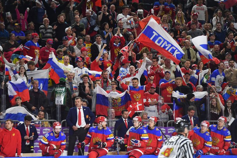 Российские болельщики во время матча группового этапа чемпионата мира по хоккею 2017 между сборными командами России и Дании Российские болельщики во время матча группового этапа чемпионата мира по хоккею 2017 между сборными командами России и Дании