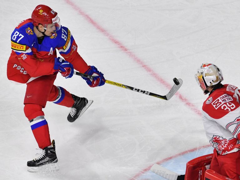 Игрок сборной России Вадим Шипачев и вратарь сборной Дании Джордж Серенсен в матче группового этапа чемпионата мира по хоккею 2017 между сборными командами России и Дании Игрок сборной России Вадим Шипачев и вратарь сборной Дании Джордж Серенсен в матче группового этапа чемпионата мира по хоккею 2017 между сборными командами России и Дании