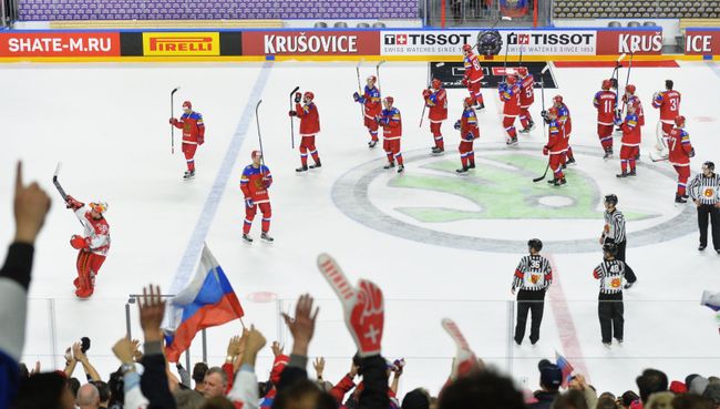 Игроки сборной России после победы в матче группового этапа чемпионата мира по хоккею 2017 между сборными командами России и Дании Игроки сборной России после победы в матче группового этапа чемпионата мира по хоккею 2017 между сборными командами России и Дании
