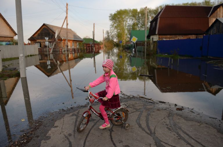 Девочка в городе Ишим Тюменской области, подтопленном в результате сильного поднятия воды в реках Ишим и Карасуль Девочка в городе Ишим Тюменской области, подтопленном в результате сильного поднятия воды в реках Ишим и Карасуль