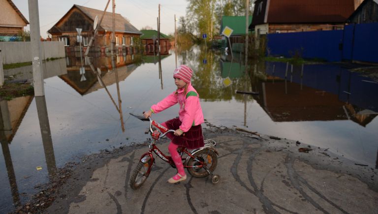 Девочка в городе Ишим Тюменской области, подтопленном в результате сильного поднятия воды в реках Ишим и Карасуль Девочка в городе Ишим Тюменской области, подтопленном в результате сильного поднятия воды в реках Ишим и Карасуль