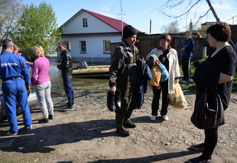 Местные жители в городе Ишим Тюменской области, подтопленного в результате сильного поднятия воды в реках Ишим и Карасуль Местные жители в городе Ишим Тюменской области, подтопленного в результате сильного поднятия воды в реках Ишим и Карасуль