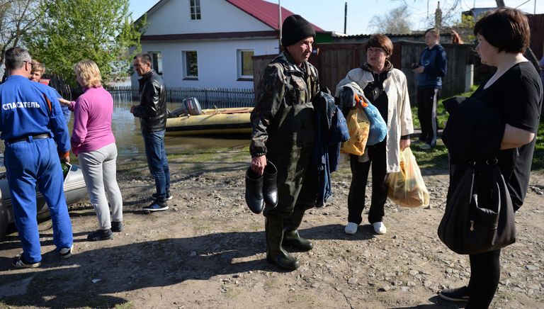 Местные жители в городе Ишим Тюменской области, подтопленного в результате сильного поднятия воды в реках Ишим и Карасуль Местные жители в городе Ишим Тюменской области, подтопленного в результате сильного поднятия воды в реках Ишим и Карасуль